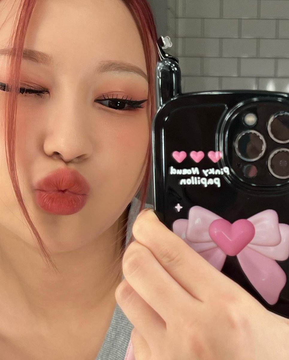 siyeonsm's tweet photo. Cutie Singnie you will always see at least once in a week, after those gothic vibes attacked me and I gladly accept it. Who wants the cheemkies anyway? https://t.co/XOFheT4q5f