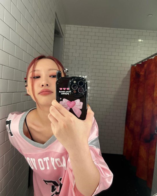 siyeonsm's tweet photo. Cutie Singnie you will always see at least once in a week, after those gothic vibes attacked me and I gladly accept it. Who wants the cheemkies anyway? https://t.co/XOFheT4q5f