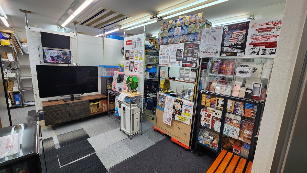 garaponsanta's tweet photo. 本日土曜日ですが、店長が来週頭に出張がある為店長在中での営業となっております。

店長ファンの皆々様、お気軽にお立ち寄り頂ければ幸いです。

#ガラポン
#ガチャ
#秋葉原
#アキバ
#ポケカ 
#スマホ https://t.co/hDW7EuMe6c