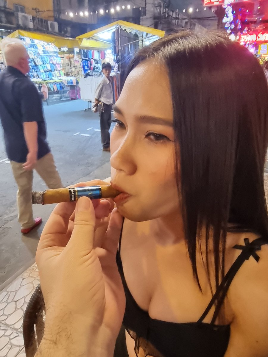 PattayaSeven7's tweet photo. Bangkok gogo dancer tries a Blondie #Bangkok #Thailand #Thaigirls #Cigar #sticksup @drewestatecigar #redlightdistrict #BKK7 #bangkokseven https://t.co/8RKCyXuGbj