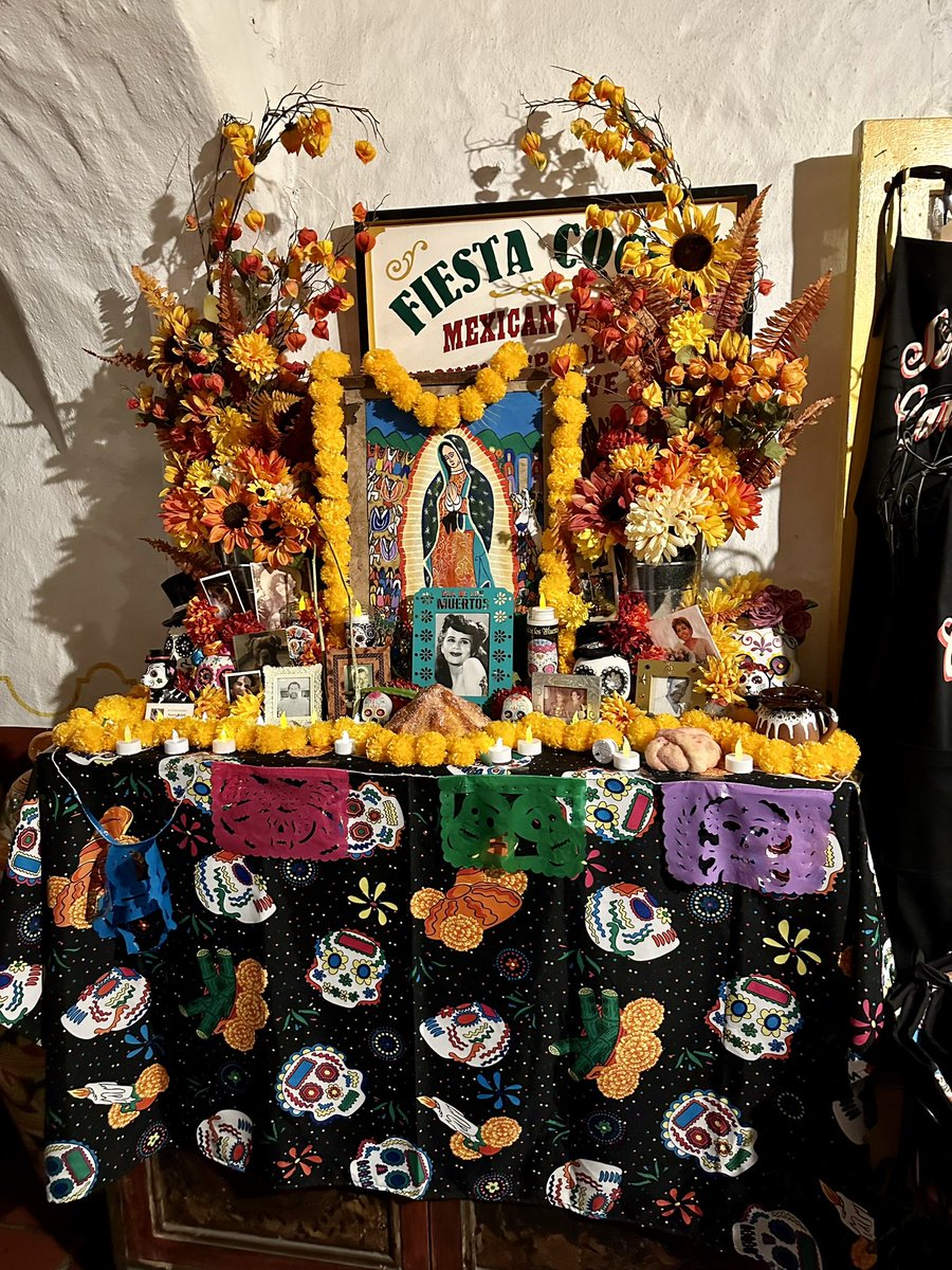TheFatalSiren's tweet photo. I’m a bit late, but just a few pics from my visit to Old Town.
#DiaDeLosMuertos #offrenda #AllSoulsDay #DayOfTheDead #celebrate #love #marigold #sugarskull https://t.co/p7dC6d2tFw