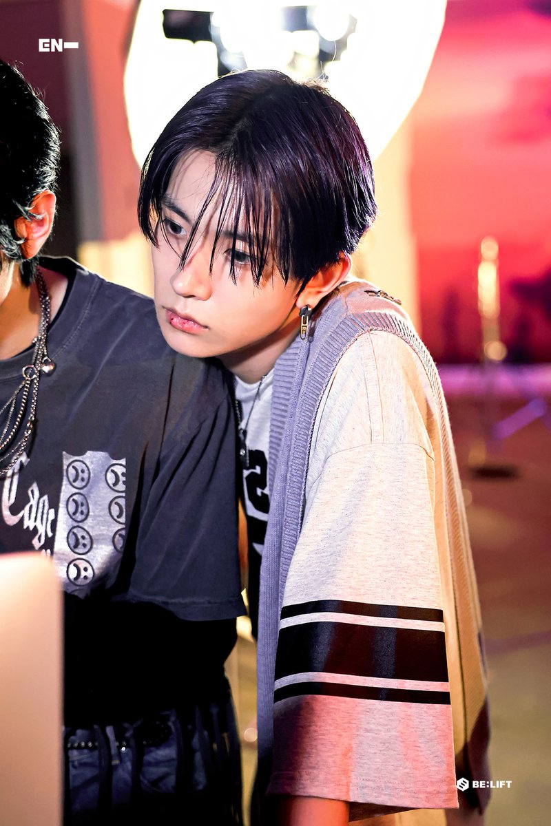 희형이 성후니의어깨에 고개를 포옥. 기댄,존나,처,감동인 사진이있는데 그걸 크롭하다니 개것들아