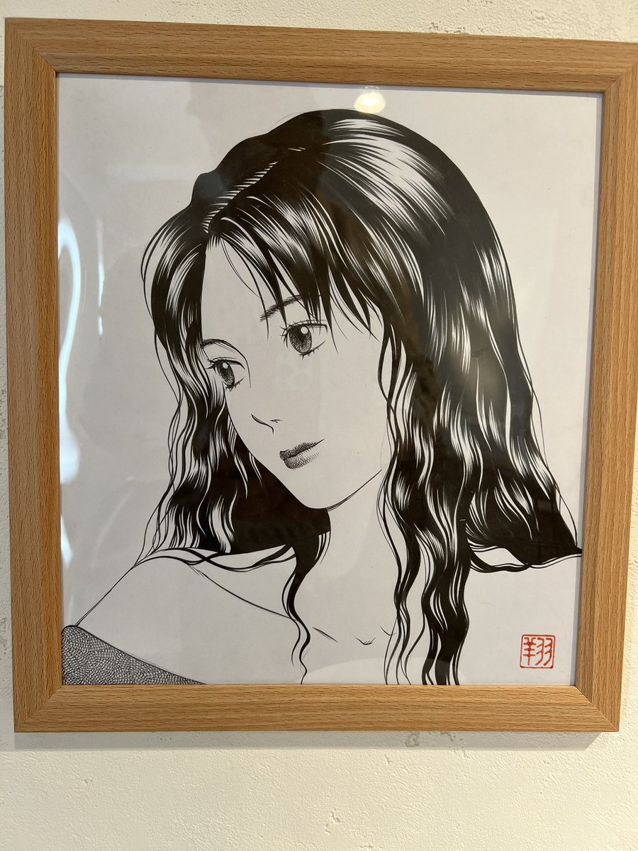高校生の頃、少女漫画家高橋千鶴先生の原稿をお手伝いした時、(ベタ髪のツヤ上手ね)と言われて調子に乗り、その後週間連載中も髪ツヤはほぼ自分で塗っていた。あれから40年近く、昔も今も筆ペンは必需品である。