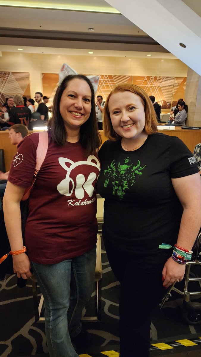 kalakimatra's tweet photo. Fan girl time, caught up IRL with people I've always wanted to meet!!
ActuallyArcane!
#girlgamer
#BlizzCon2023
#happykat
#fangirl https://t.co/2SjXYLaiRf