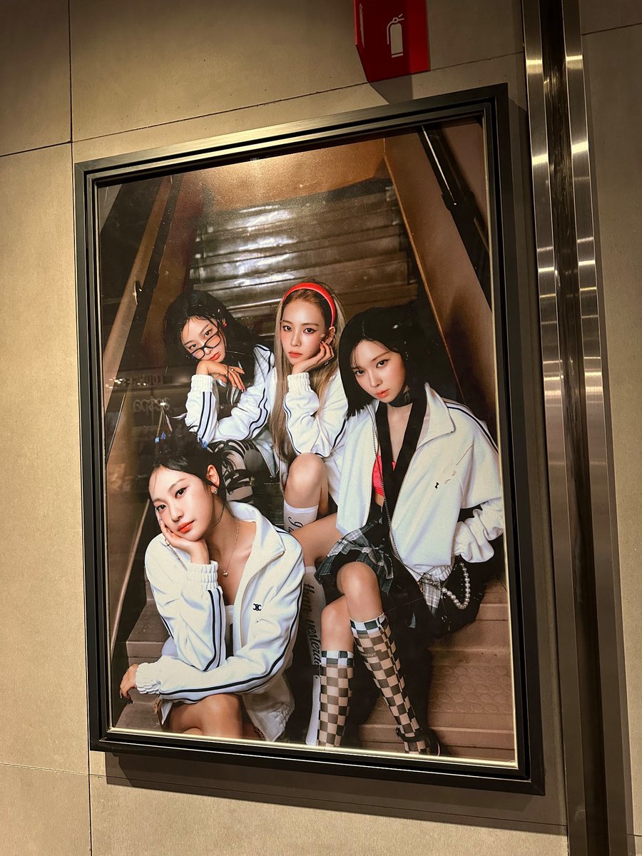 _tyler_win_'s tweet photo. Went to the @aespa_official  #my_lynkpop VR concert! My first movie concert experience and it was amazing! Would do again.
#에스파VR콘서트 https://t.co/RK0sBjESqz