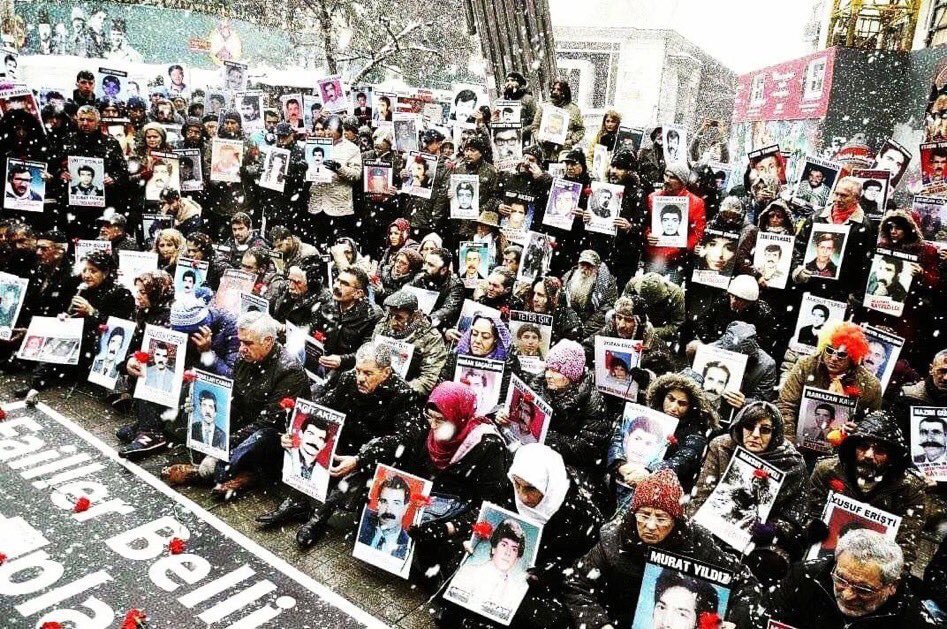 Aslında oğlunun ölmediğini, bir yerlerde yaşadığını bakıp usanmadan umut edişini şimdi şimdi anlıyorum. 

Kayıp ne demek ki zaten ?

Mikhail Shishkin

 #DayikênŞemîyê
 #CumartesiAnneleri971Hafta