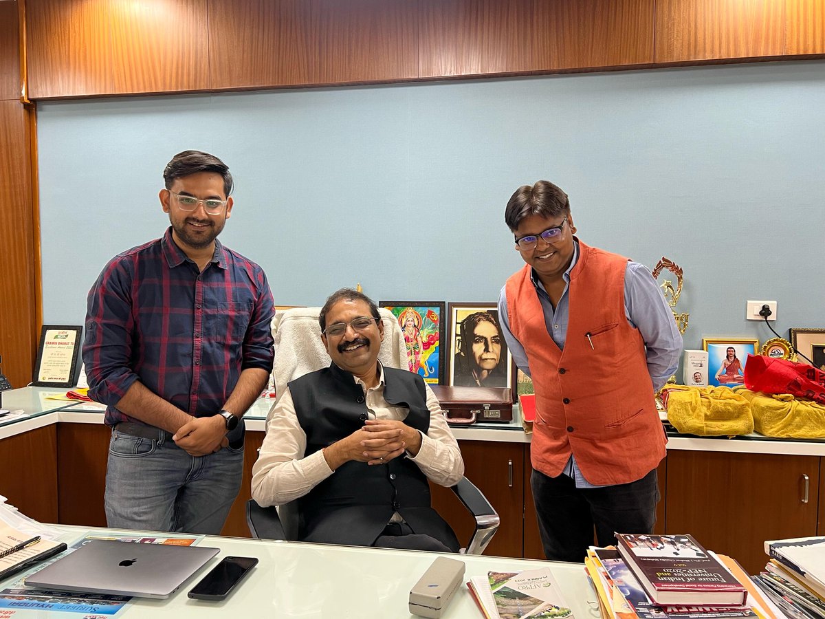 जीवन की पूंजी, विद्यार्थियों का स्नेह: <a href="/mcu_bhopal/">MCNUJC</a> के पूर्व विद्यार्थी किसलय गौरव और <a href="/IIMC_India/">Indian Institute of Mass Communication</a> के पूर्व छात्र अविनाश राय (जैकेट में)। आप दोनो भोपाल में <a href="/ABPNews/">ABP News</a> के चुनावी रथ का हिस्सा बनकर मध्यप्रदेश भ्रमण पर हैं।
<a href="/AlumniMcu/">MCU Alumni Cell (पूर्व छात्र प्रकोष्ठ)</a>
<a href="/mcualumnibhopal/">MCU Alumni Association</a> <a href="/IIMCAA/">IIMC Alumni Association</a> <a href="/SunilAmbekarM/">Sunil Ambekar</a> <a href="/kumarnandaj/">J Nandakumar</a>
