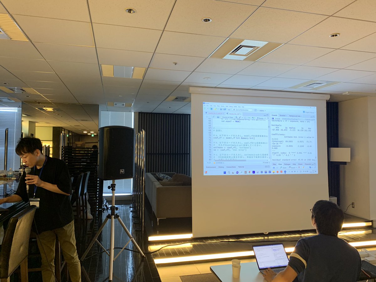 mph_for_doctors's tweet photo. エピタップ医療統計セミナー、2日目のRStudioハンズオンで回帰分析をやっています。
初日のハンズオンではディレクトリの指定で苦労されていた方も多かったのですが、2日目になってみなさんかなり使いこなされていますね!
Rでの解析を勉強したい方は是非!
#EpiTAP https://t.co/KezEcOlcQY