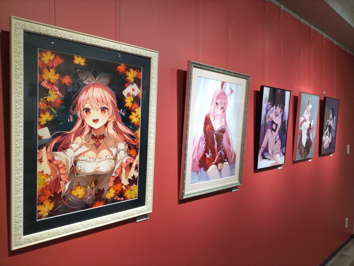 GralLink's tweet image. pixiv WAEN GALLERYさんでRosuuriさん@rosuuri
の  初個展 #LookingGlass 見てきました！

等身大パネルや大きい絵が良いですね！ 
赤い壁が印象的な素敵な空間でした！