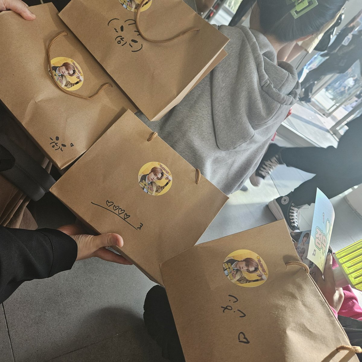 SEUNGM1NE's tweet photo. lrt) Lee Know prepared cookies &amp; kitty paw hand warmer &amp; powerbank with different drawings in each bag 🥲 he must be the one that drew each of them😭😭😭 

(cr: O_ling_O) https://t.co/Ncm27HLqda