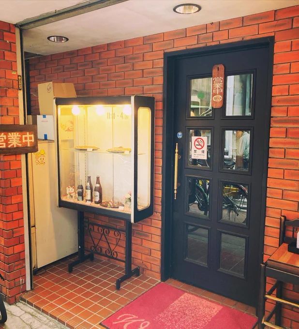 センター街の短い路地を抜けるとお好み焼き屋であった。