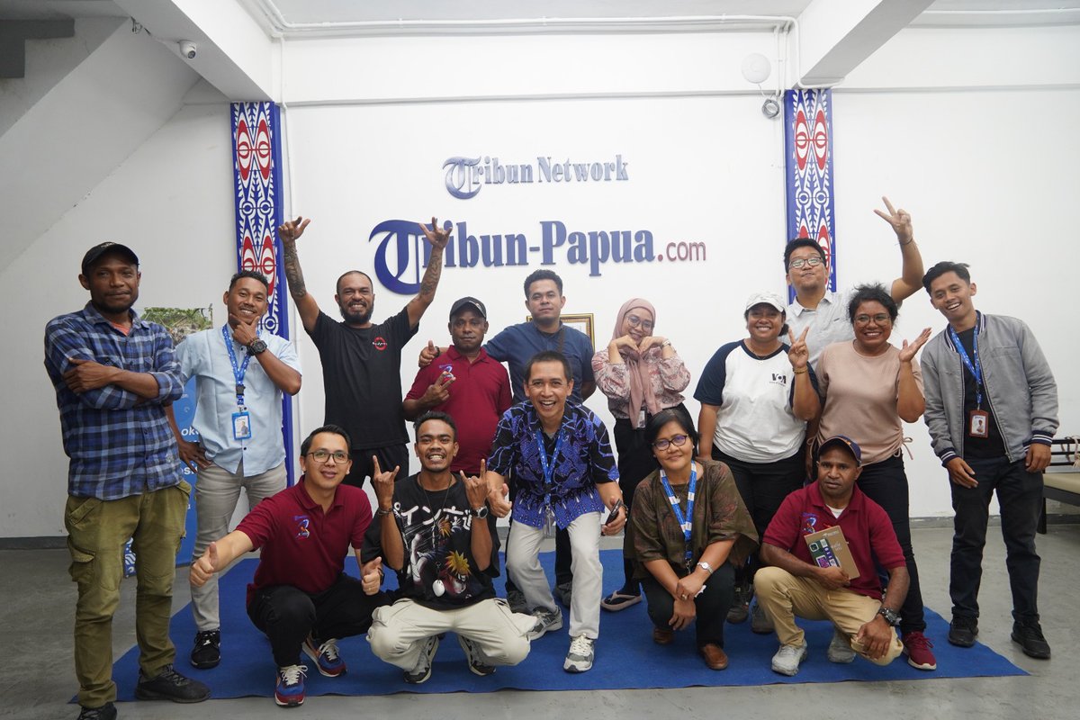 choi_ruman's tweet image. MENYAMBUT 2024 - Hingar bingar skuad #tribunpapua usai konsolidasi menyambut 2024. Mumpung semua personel kumpul, mulai dari #timika Kabupaten #mimika, dari #wamena Kabupaten #jayawijaya, Kabupaten #merauke dan dari Kabupaten #sarmi, Rasanya tak afdhol kalau tidak foto dan makan.