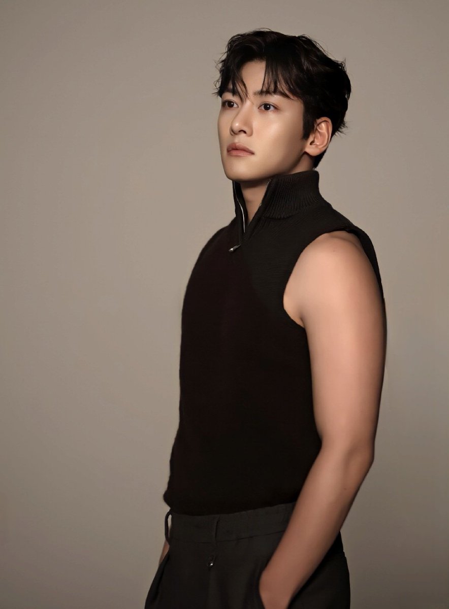 janwook's tweet photo. Handsomest 🥰🔥

Naver post
💙 https://t.co/3NNR77H0XG

#behindnthescenes 
#theworstofevil
#JiChangWook
@disneyplus https://t.co/pBEHMGIUWD