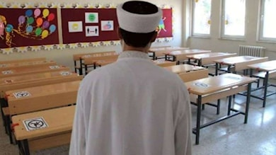Milli Eğitim Bakanlığı’nın Diyanet İşleri Başkanlığı  ile  imzaladığı ÇEDES protokolü kapsamında Karaman’daki bir lisede "manevi danışman" olarak edebiyat dersine giren vaizin, Türkiye Cumhuriyeti’nin kurucusu Mustafa Kemal Atatürk’e hakaret ettiği, Cumhuriyet değerlerine