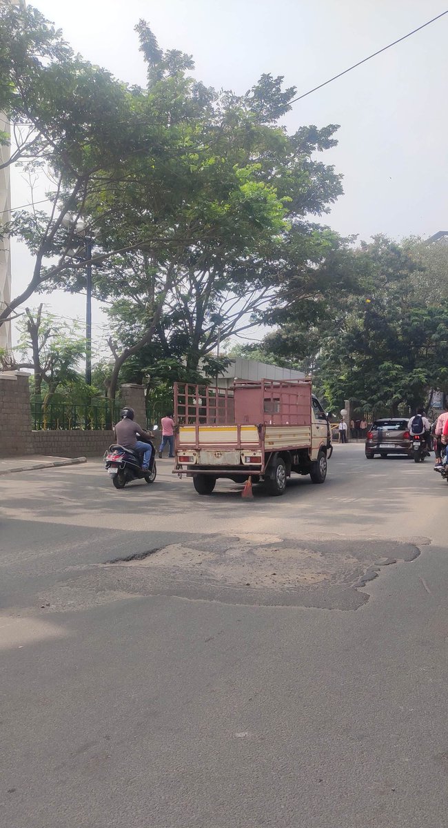 Citizen_TS's tweet image. Kind request to @ZC_SLP 
Sir, this is infront of #cybertowers towards #ikea 
Pls understand sir, dis will easy commuters time n won't create conjunction
#Hyderabad #telangana #TelanganaElection2023 
@arvindkumar_ias @KTRBRS 
#teamghmc @vinay_vangala @swachhhyd @Team_Road_Squad