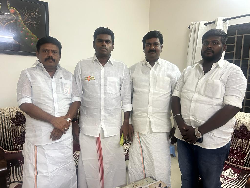 EmtKathiravan's tweet photo. பாஜக மாநில செயற்குழு உறுப்பினராக என்னை நியமித்ததற்கு நன்றி தெரிவிக்கும் விதமாக மாநிலத்தலைவர் திரு K.அண்ணாமலை அவர்களை கரூரில் சந்தித்த போது..

@annamalai_k 

#EMTkathiravan #EMTBrothers #EMTForce #BJPRamanathapuram #JaiHind https://t.co/dKPMUasUYQ