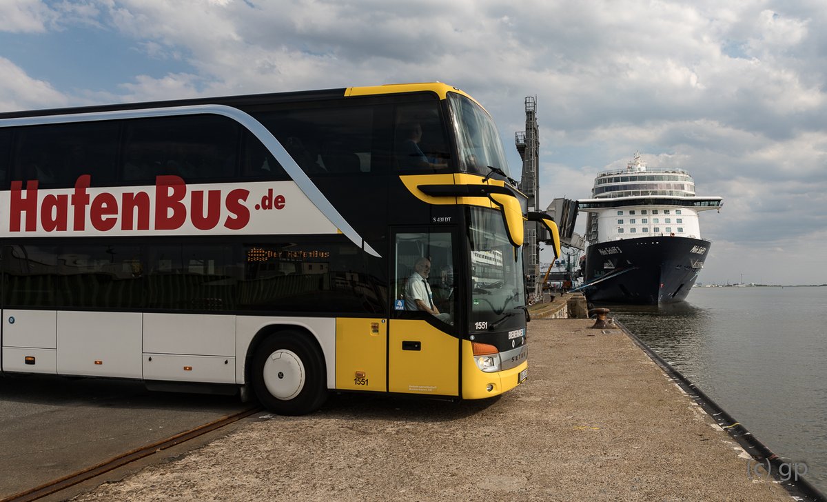 Der #hafenbus 🚌 fährt als einziges nicht betriebseigenen Fahrzeug entlang der hoch aufrangenden Van-Carrier bis an die längste Stromkaje Europas.  
Weitere Infos und Tickets unter 👉 derhafenbus.de  
#bremerhaven #bremerhavenerleben
Foto: Helmut Gross