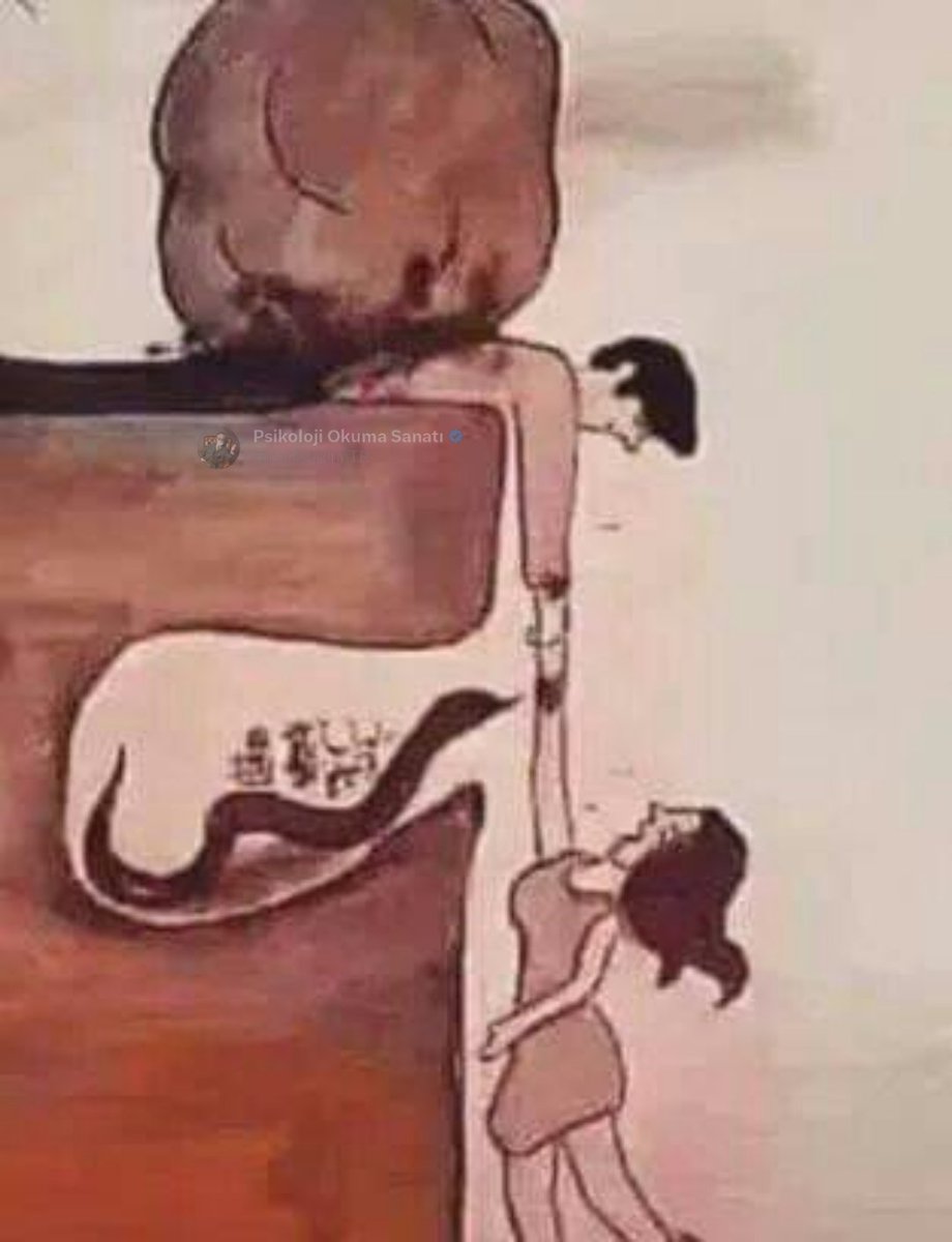 lacrimaesomnia's tweet photo. Adam altında bir yılan olduğunu bilmiyor.
Kadın da adamın üzerinde ağır bir taş olduğunu bilmiyor.
Kadın şöyle düşünüyor:
“Düşeceğim!
Ve tırmanamıyorum çünkü yılan beni ısıracak!

Adam neden biraz daha kuvvet kullanıp beni yukarı çekemiyor!”
Adam şöyle düşünüyor:
"Çok acı çekiyorum!
Yine de seni hala elimden geldiğince çekiyorum!
Neden biraz daha fazla tırmanmaya çalışmıyorsun?!"

Siz karşı tarafın baskı altında olduğunu göremezsiniz.
Karşı taraf da sizin ne kadar acı çektiğinizi göremez.

Hayat böyledir işte;
İş,
Aile,
Aşk,
Arkadaşlık farketmez.

Mesele ne olursa olsun birbirinizi anlamaya çalışmalı, farklı düşünmeyi öğrenmeli,
empatiyle yaklaşarak daha iyi iletişim kurmayı denemelisiniz..

Unutmayın ki bu dünyada yalnız değiliz.
Anladığımız ve anlaşıldığımız kadar varız...
