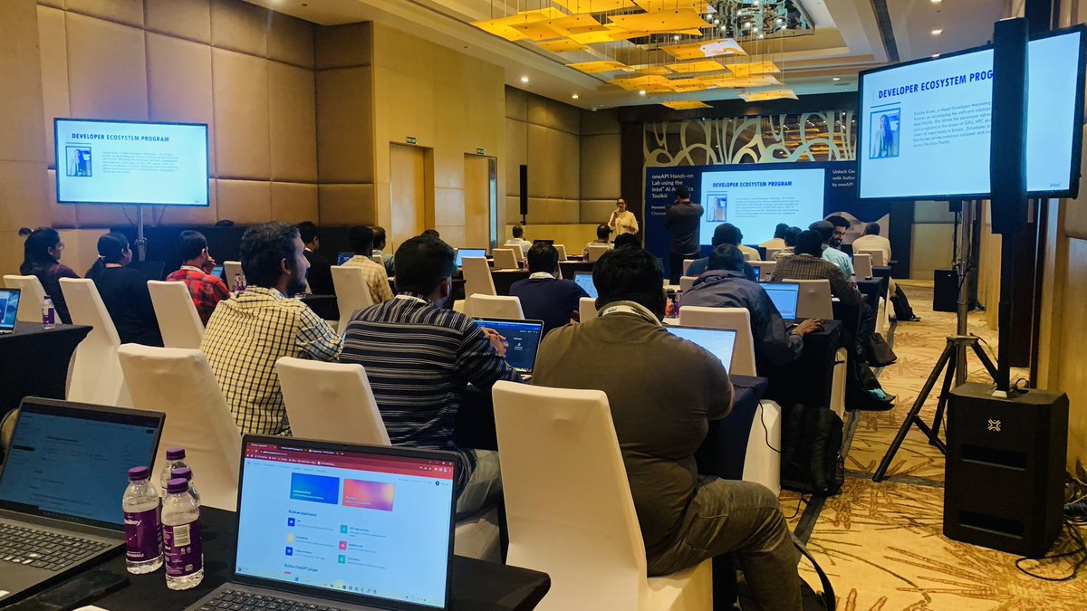 kavitaaroor's tweet image. #developers using the Intel Data center GPU Max series! @AbhishekNandy81 addressed LLM using Lang Chain & GenAI concepts using Intel AI Analytics toolkit with stable diffusion demo for Image & text 😊 at the #oneAPI Roadshow @TheWestinVelachery its a full house @sachinkelkar #AI