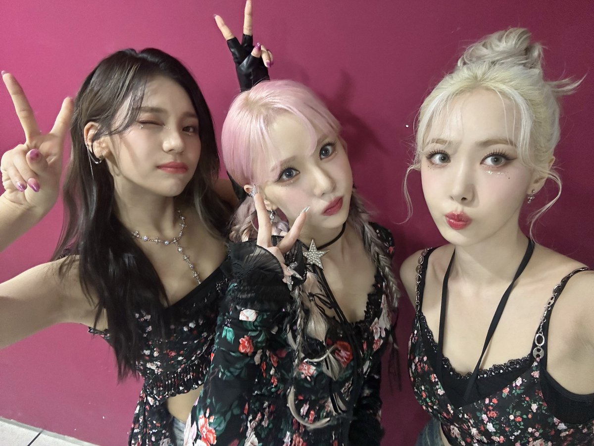 [#VIVIZ] ⏰

잠시 후 3시 15분! MBC <쇼!음악중심>에 #비비지 가 출연합니다📺
오늘도 아름다운 삐지의 MANIAC 무대 기대해 주세요💐

#EUNHA #은하 #SINB #신비 #UMJI #엄지 #음악중심 #MANIAC