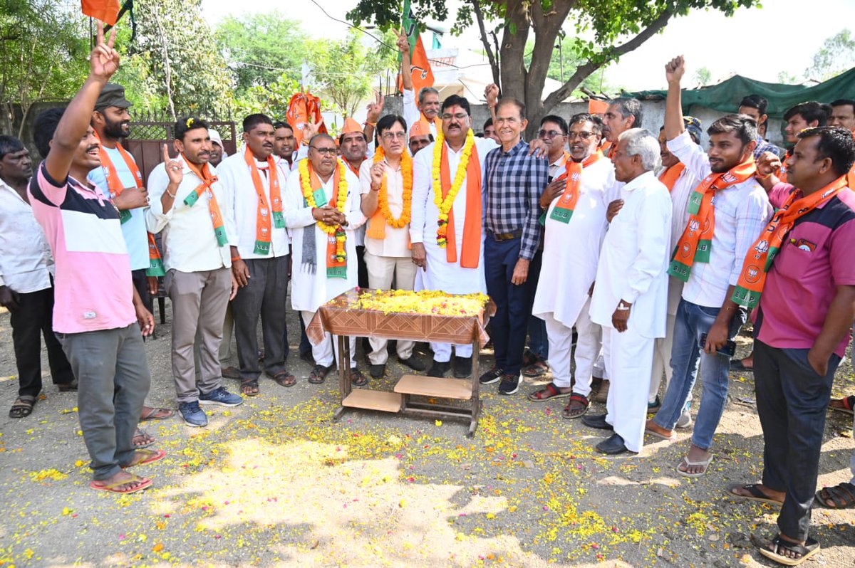 KamalPatelBJP's tweet photo. अबगांवखुर्द ने यह ठाना है, पूर्ण बहुमत से भारतीय जनता पार्टी का कमल खिलाना है।

ग्राम अबगांव खुर्द, हर��ा में जनसंपर्क कर भाईयों-बहनों का आशीर्वाद प्राप्त किया। https://t.co/pPEbJRxefb