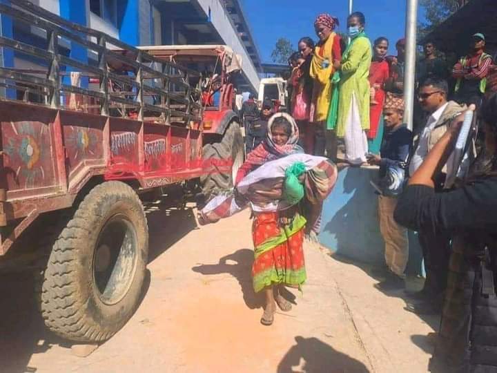 हृदय विदारक दृश्य !

जाजरकोटमा गएको भुकम्पका कारण मृत्यु भएकी आफ्नो ६ बर्षिय नातिनीको बचाउने आसमा मृत शरिर समाएर जाजरकोट अस्पताल ल्याउदै ६५ बर्षिय प्रेमकला नेपाली  😭