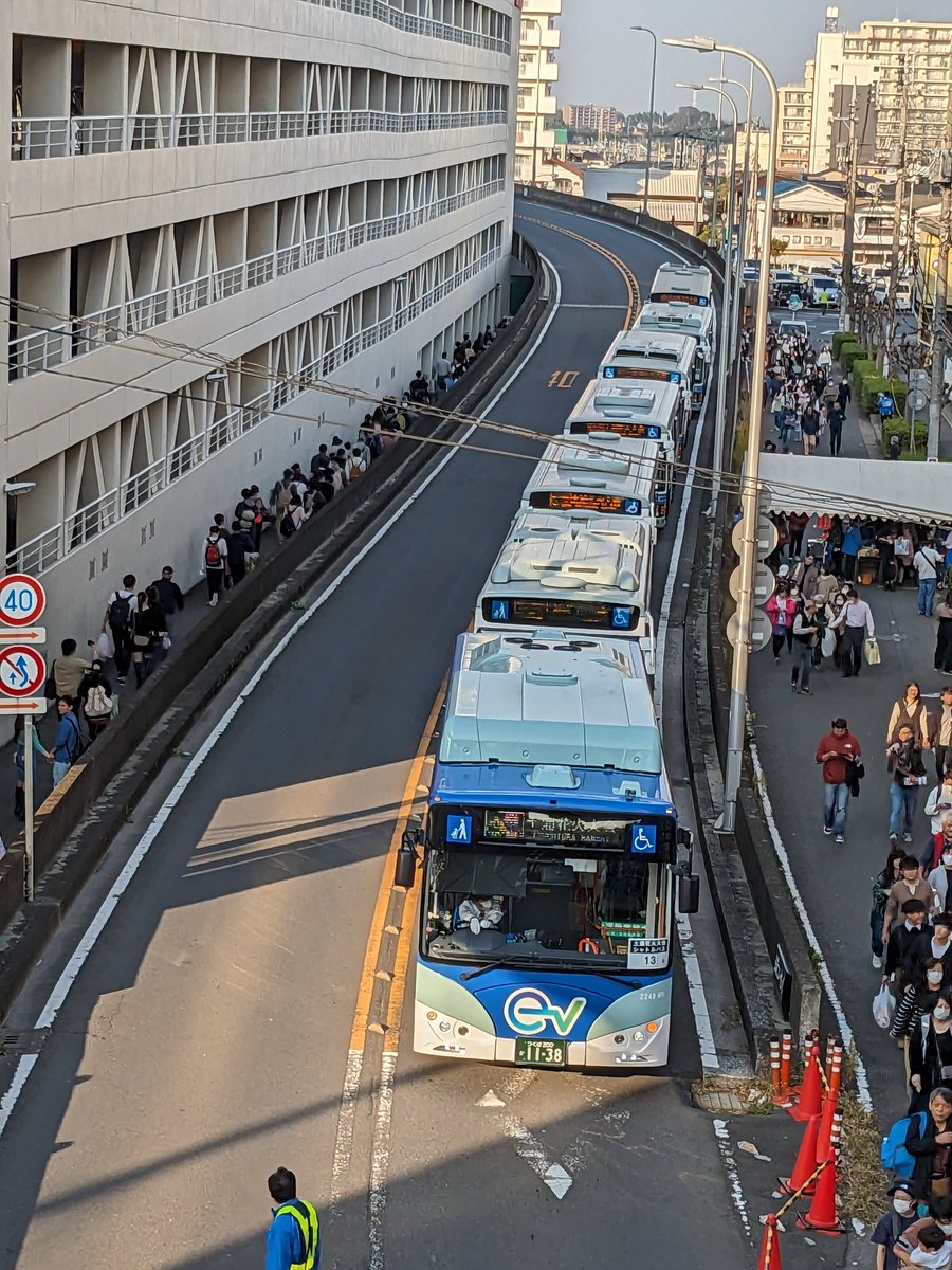 Taski45748487's tweet photo. 今日は土浦全国花火競技大会です〜
花火大会の名物の関東鉄道やJRバス関東の土浦駅⇔花火会場シャトルバスが連なる、関鉄バス祭り。
開幕しました〜
毎年定点観測

#花火大会
#土浦花火大会
#土浦全国花火競技大会
#シャトルバス
#関鉄バス祭り https://t.co/5pYHpMrUvK