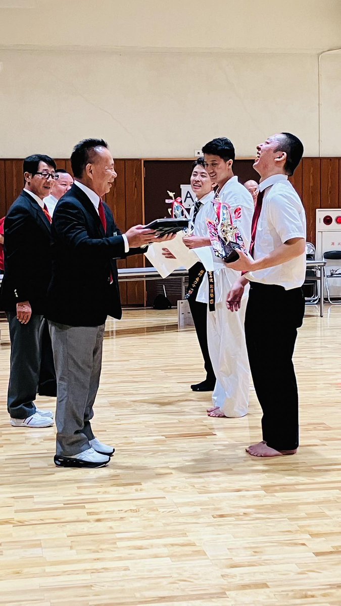 ry_vdn's tweet photo. 8/20(日)
「第3回大分県硬式空手道選手権大会」
選手200名超えの大会になりました。
一般有段で優勝、大分市長賞もゲット、副賞は花火&amp;ステーキ弁当&amp;お茶でした(原先生のアドリブ最高)。
ご参加いただいた全ての皆様、本当にありがとうございました。
#空手道 #空手拳道 #正友会 #大分 #空手 #硬式空手 https://t.co/AohBhEVodc
