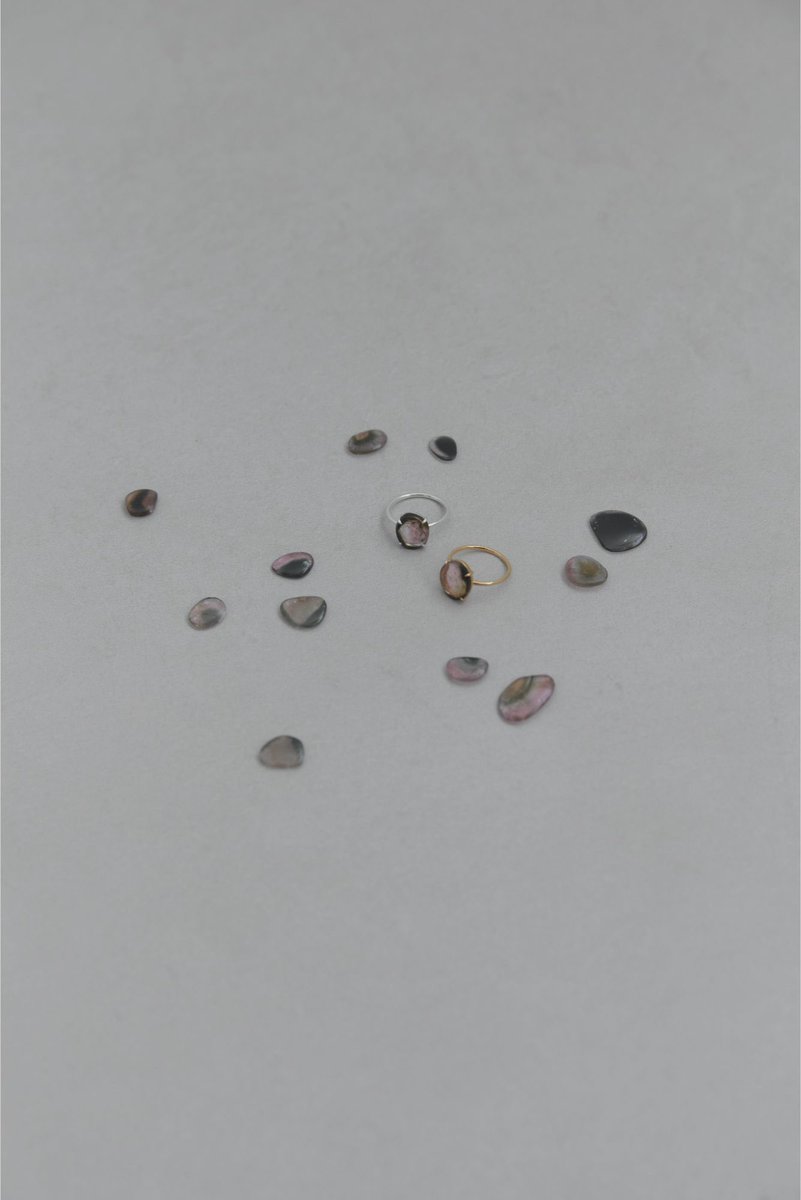 graey_official's tweet photo. 【Holiday item : Tourmaline custom ring】
1つ1つ大きさ、フォルムの異なる天然石、
トルマリンをそのままリングに仕上げるカスタムリングが登場しました✨

こちらは明日までのオーダーイベントで先行販売中📣
11/6よりオンラインストアにて発売開始となります💍

https://t.co/L8RWRGLbcO

#graey https://t.co/tIFffdMPxK