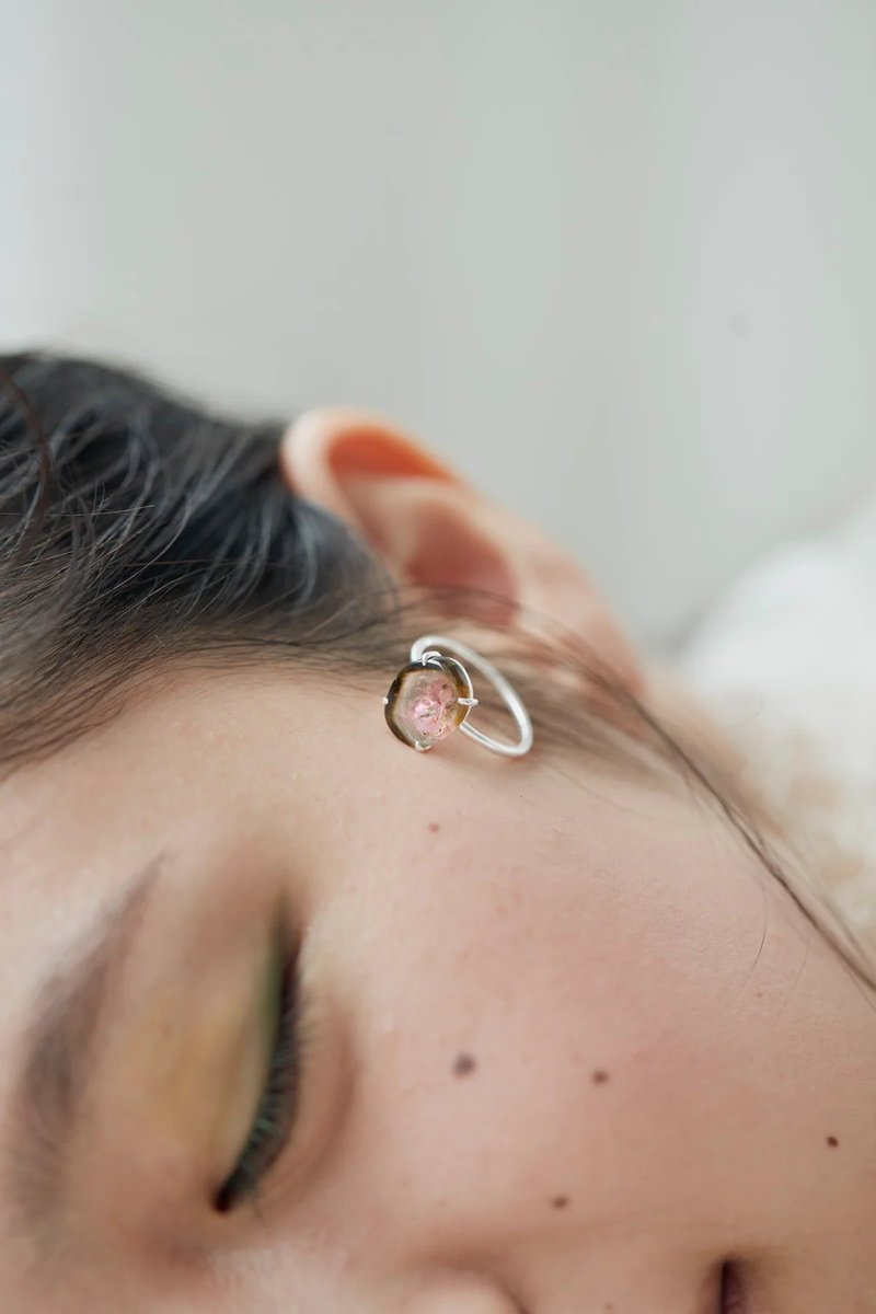 graey_official's tweet photo. 【Holiday item : Tourmaline custom ring】
1つ1つ大きさ、フォルムの異なる天然石、
トルマリンをそのままリングに仕上げるカスタムリングが登場しました✨

こちらは明日までのオーダーイベントで先行販売中📣
11/6よりオンラインストアにて発売開始となります💍

https://t.co/L8RWRGLbcO

#graey https://t.co/tIFffdMPxK