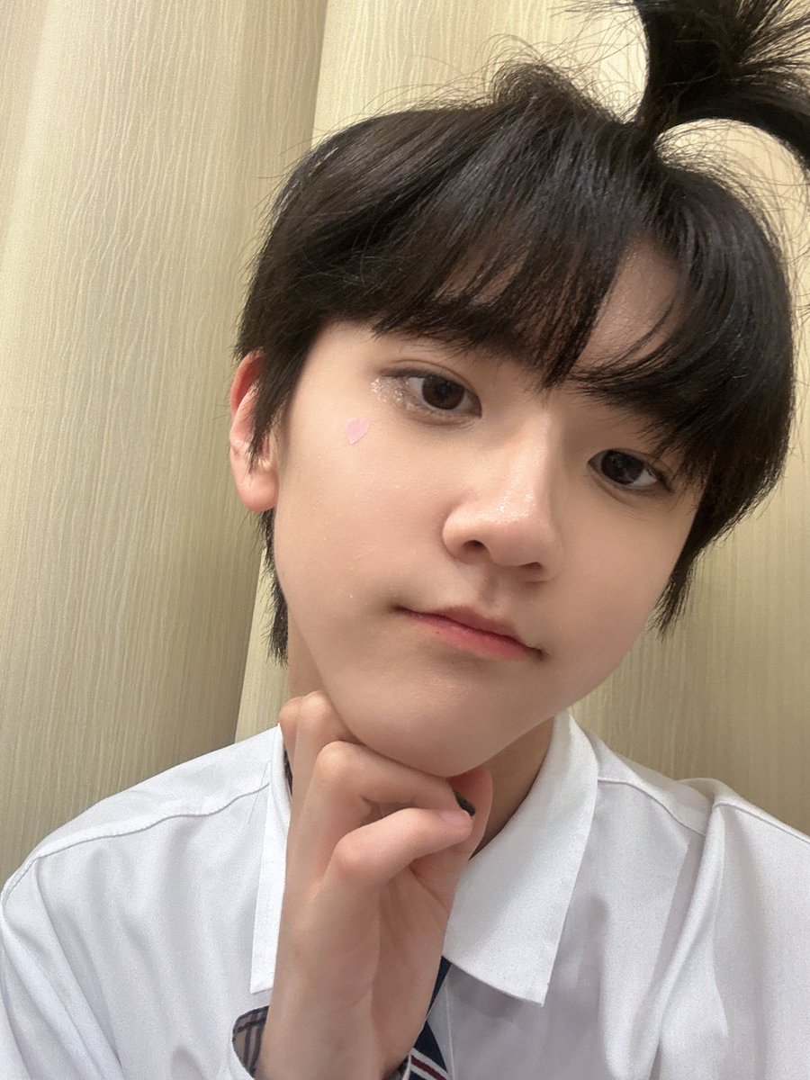 fantasyboys_mem's tweet photo. [#케이단] 

두 번째 사진에서 규래가 머리를 가지고 놀고 있었어요 ㅋㅋㅋㅋㅋㅋ 

#FANTASYBOYS #판타지보이즈
#KAEDAN https://t.co/VReeaVyVD2