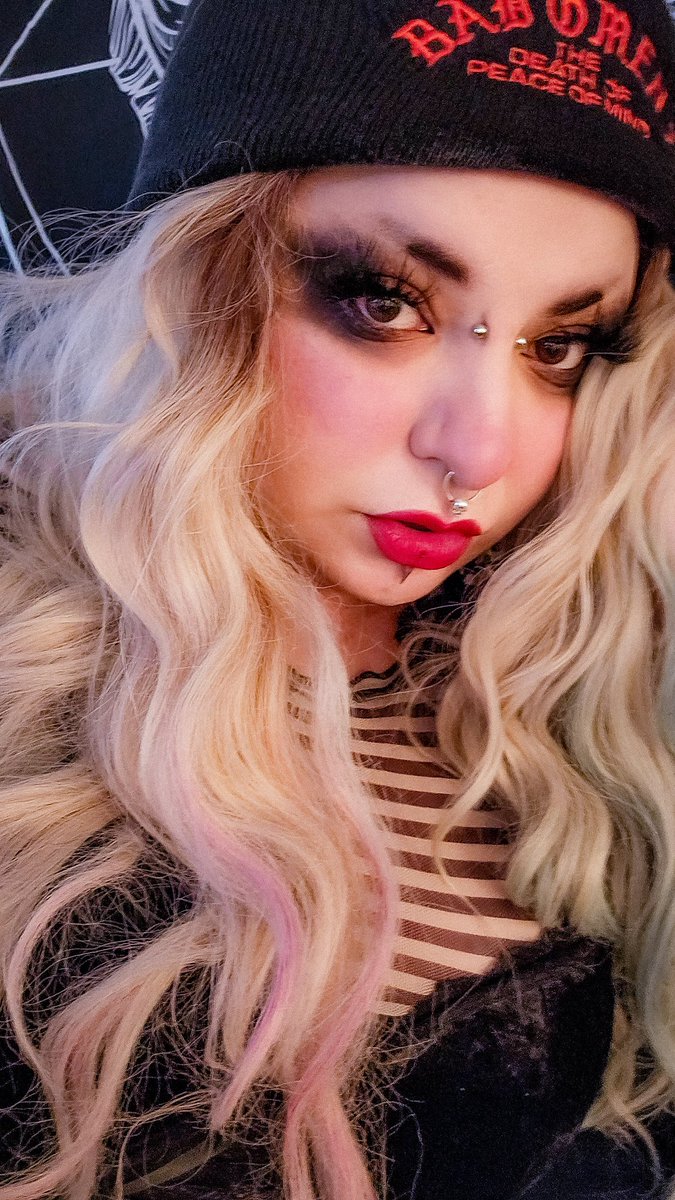 vivi_sin_'s tweet photo. brown eyed bimbo https://t.co/FmFcaHG6Un