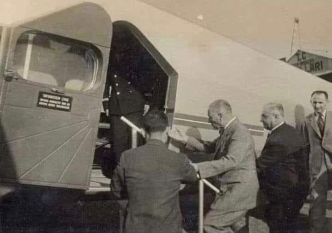 Atatürk'ün Yerli Yolcu Uçağına Binişi Nuri Demirağ'ın yaptığı uçaklar hem savaş hem 14 yolculuk uçaklar olarak kullanılabiliyor. Atatürk'ün ve ürettiğimiz gerçek uçağın resimlerini bile ancak 80 yıl sonra görebiliyoruz. Ama yine de bu da birilerine kapak olsun!