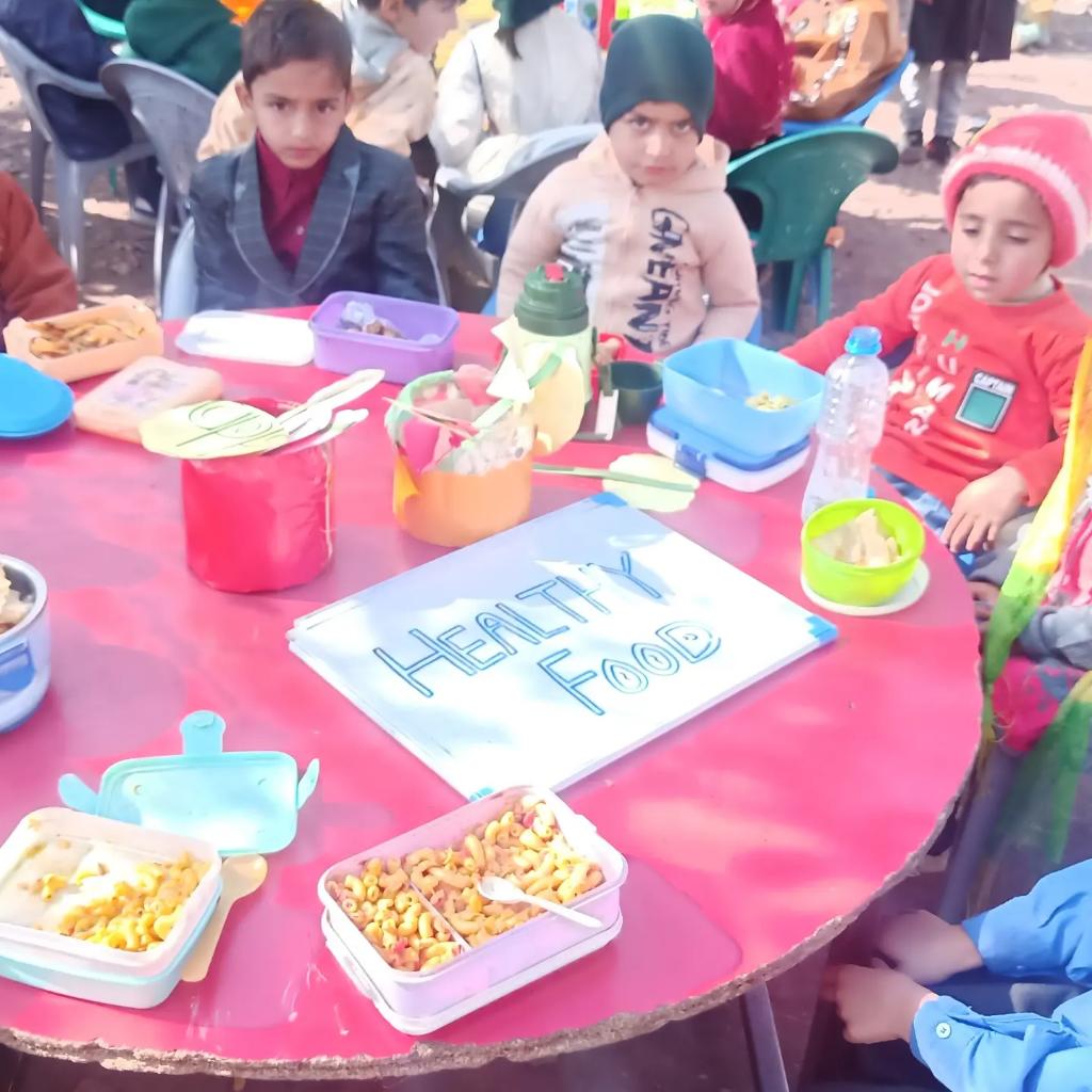 FarhatAbbas_K's tweet photo. Friday activities
میں بچوں کو healthy اور unhealthy food کے متعلق سیکھایا گیا۔
#healthyfoods #unhealthyfood
#education #savethechildren #learninganddevelopment #hygiene
#EducationMatters #READFoundation https://t.co/bDFNrMRcb8