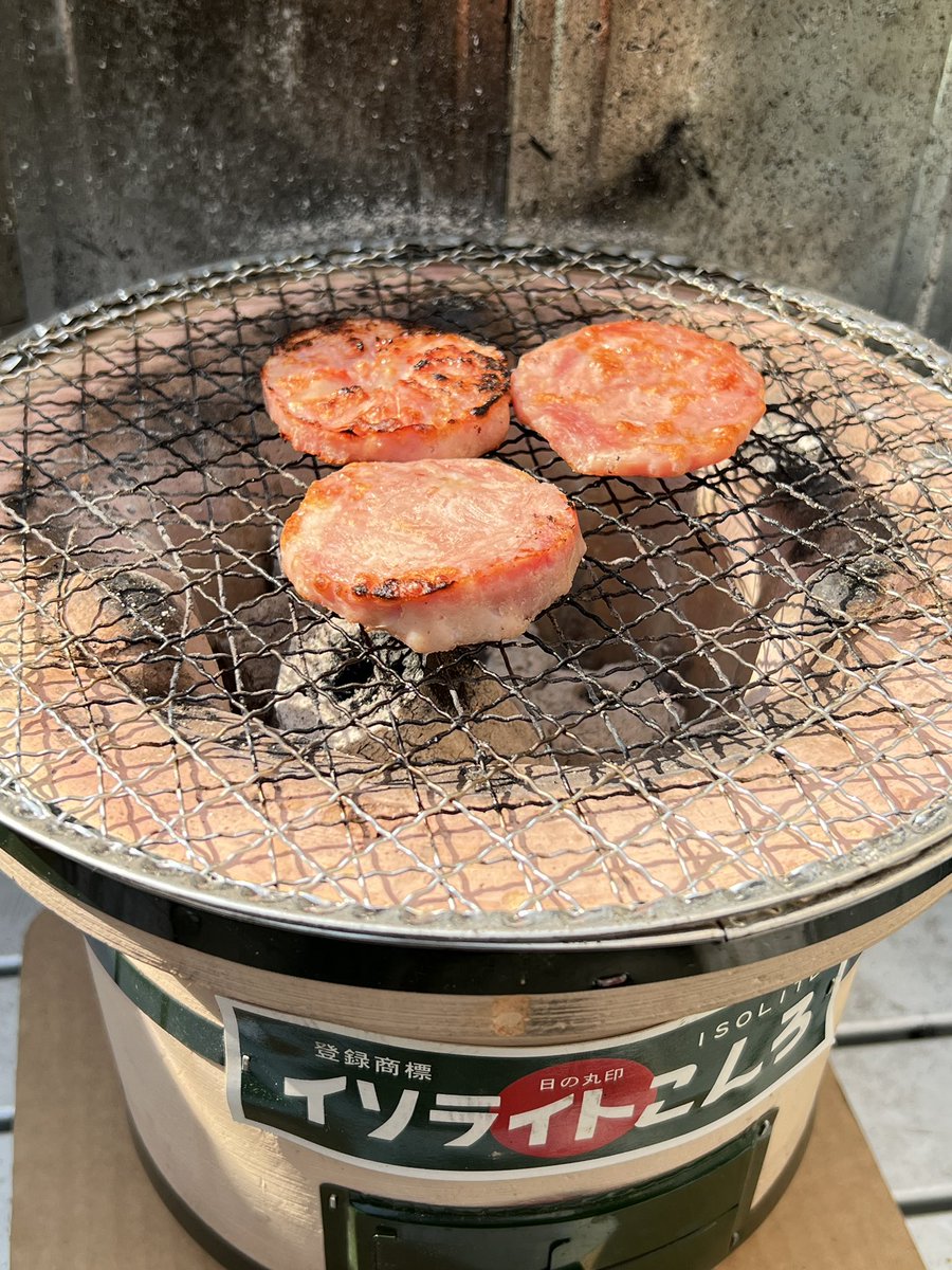 tokachi360's tweet photo. 明宝ハムを七輪で炙ってみたら旨味が凝縮されお酒が欲しくなった🍺

#明宝ハム
#七輪 https://t.co/1SlBvnMP36