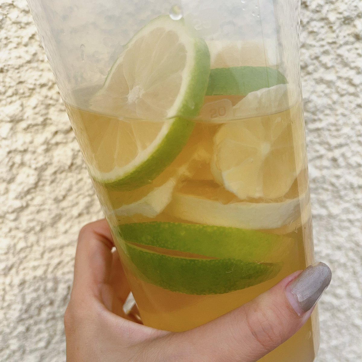 AoiRockline's tweet photo. 近所に大きいレモン🍋売ってたから漬けた🍋✨レモネード飲むぞ🍹 https://t.co/kshGNYq0S4