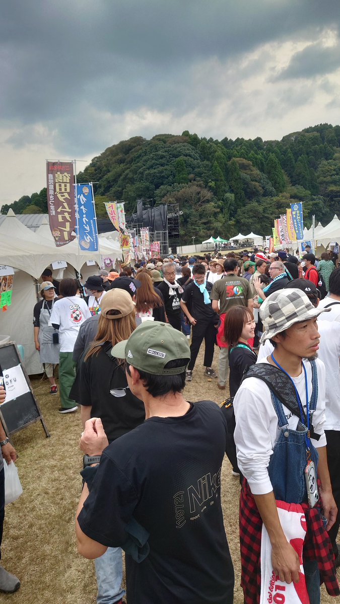 _miyasui's tweet photo. きやんせさつま浪漫竹フェス 
盛り上がってます！
32名で演奏させていただきました！
日特御堂会長様、塩田鹿児島県知事様、上野さつま町長様と演奏前に写真！！
お客様が盛り上げて楽しかったです！！

※エル・クンバンチェロ
※アイドル
※ジャンボリ・ミッキー
※ディープ・バープル・メドレー https://t.co/45DaCTu36c