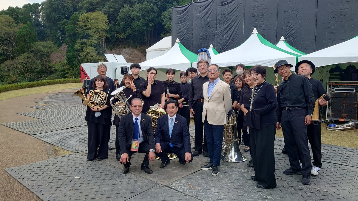_miyasui's tweet photo. きやんせさつま浪漫竹フェス 
盛り上がってます！
32名で演奏させていただきました！
日特御堂会長様、塩田鹿児島県知事様、上野さつま町長様と演奏前に写真！！
お客様が盛り上げて楽しかったです！！

※エル・クンバンチェロ
※アイドル
※ジャンボリ・ミッキー
※ディープ・バープル・メドレー https://t.co/45DaCTu36c