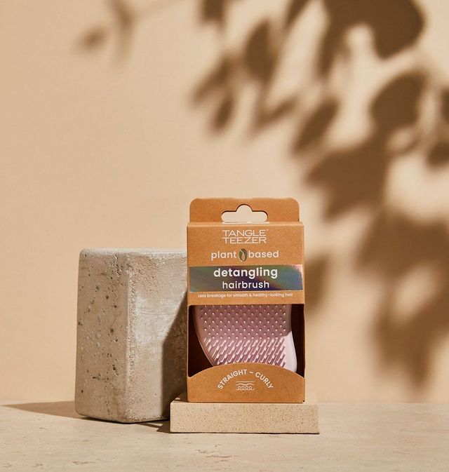 haircair's tweet photo. Have you tried the Plant Brush yet? 👀🌱⁣
Here's some reasons why you should:

💚 It's made from sustainably sourced castor beans
💚 It's fully recyclable
💚 Same unique Tangle Teezer teeth technology

#Tangleteezer #plantbrush #plantbased #hair #wellnesswareh... https://t.co/m4QqtAZmGm