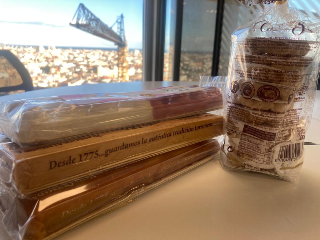 vialliure's tweet image. 😋 S'acosta el Nadal 🎄 i per això hem canviat la xocolata per...un lot de @torronsvicens!!! 

➡️ La mecànica és la de sempre: ens heu de seguir i repiular aquesta publicació. Recordeu que teniu de temps fins les 8 del matí d'avui! Sort a tothom!!!

▶️📻 rac1.cat/directe