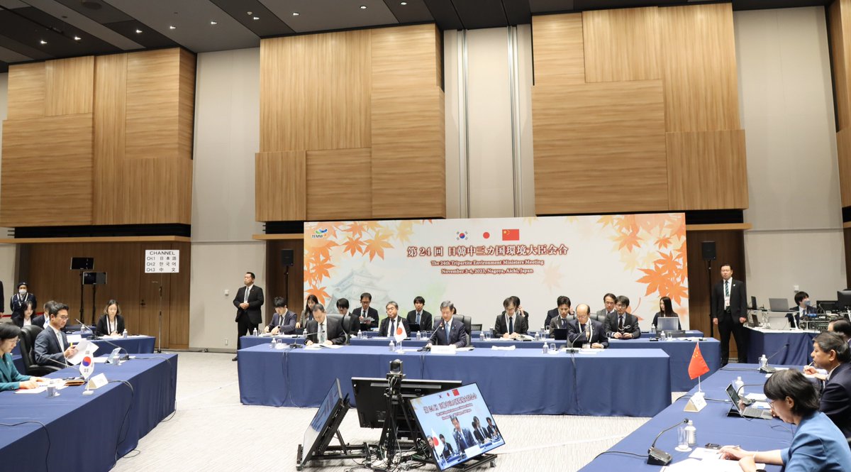 Kankyo_Jpn's tweet photo. 4日、#伊藤信太郎環境大臣 は、日本が議長国を務める第24回日韓中三カ国環境大臣会合（#TEMM24）の開会に当たり、国際社会が #気候変動、#生物多様性 の損失などの危機に瀕している中、三カ国が協力して、こうした危機に対応していく重要性について言及しました。 https://t.co/6CVtCA2ksB