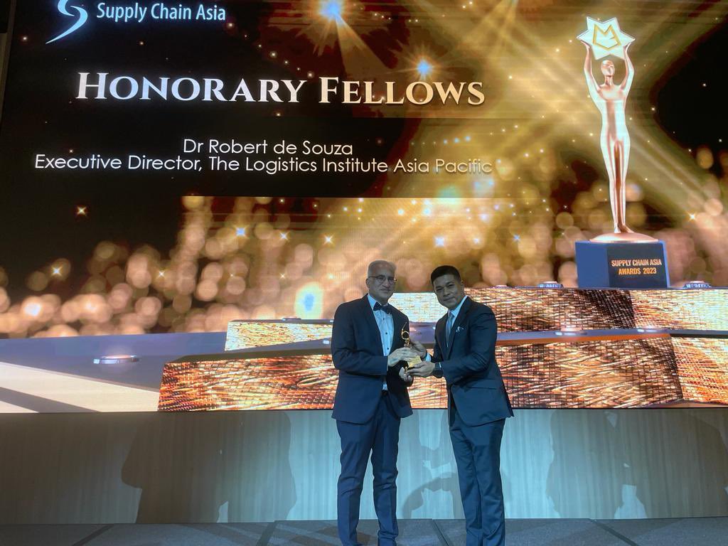 tliap_nus's tweet image. Dr Robert de Souza , Executive Director of The Logistics Institute - Asia Pacific , National University of Singapore was conferred the Honorary Fellows Award by the Supply Chain Asia (SCA) yesterday, 3rd Nov 2023.