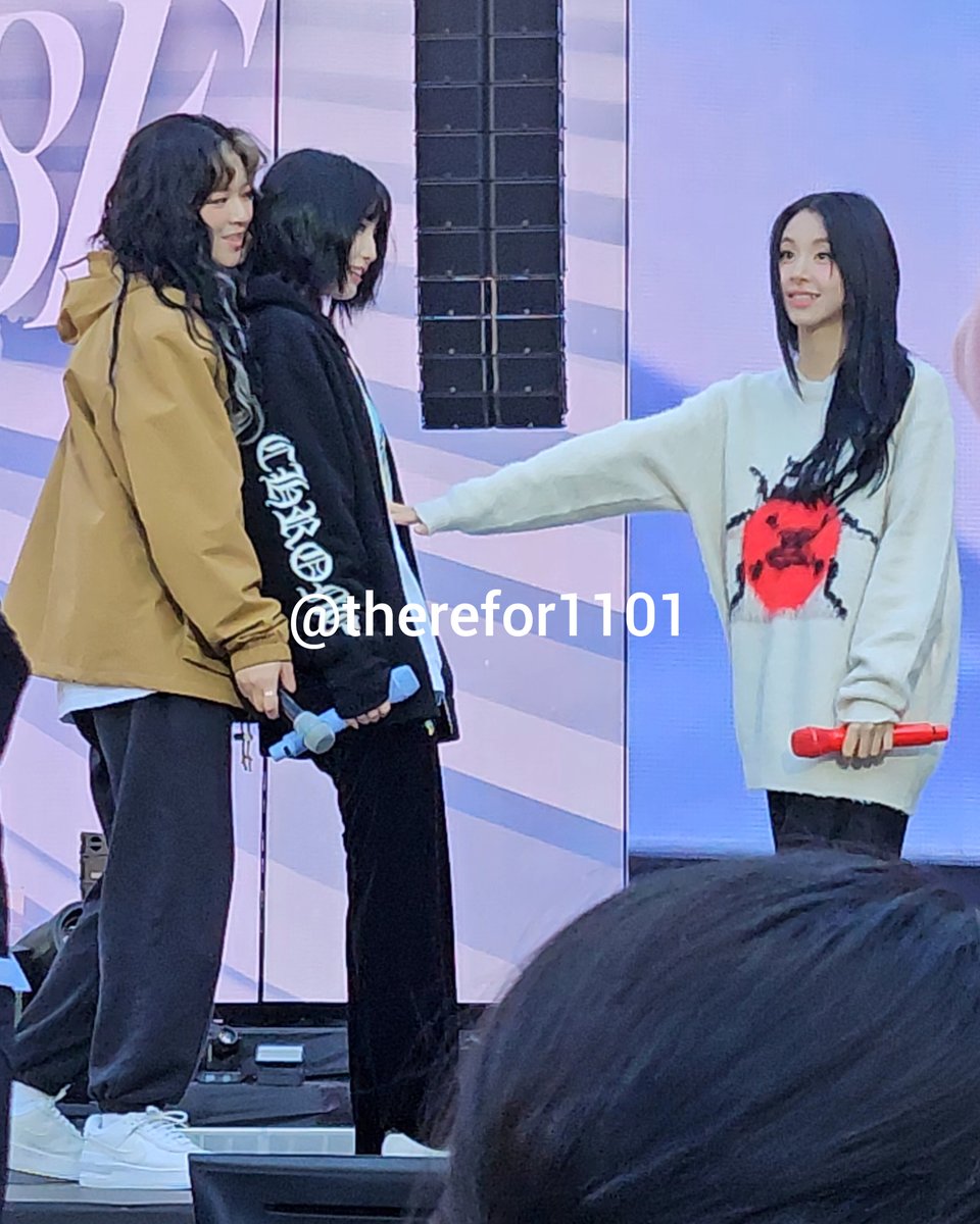 231104
JeongMo being all cute after they saw my friend's sign

#정연 #JEONGYEON #모모 #MOMO #채영 #CHAEYOUNG  #READYTOBE #TWICEinMelbourne #TWICE_5TH_WORLD_TOUR