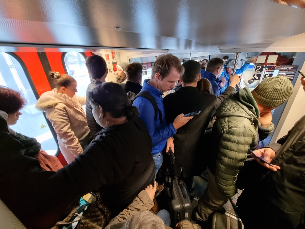 MarcoKarch's tweet photo. Ein #Horrortrip war das gestern mit der #Schwarzwaldbahn von #Offenburg nach #Karlsruhe. Ein Wagon fehlte, absolutes #Chaos, Fahrgäste konnten nicht mit, Senioren fanden keinen Sitzplatz. Der Zugführer drohte mit Zugräumung #Katastrophe #Bahn @DB_Bahn @SWRAktuellBW @BNN_BaNeuNa https://t.co/EBC6TnUZ2P