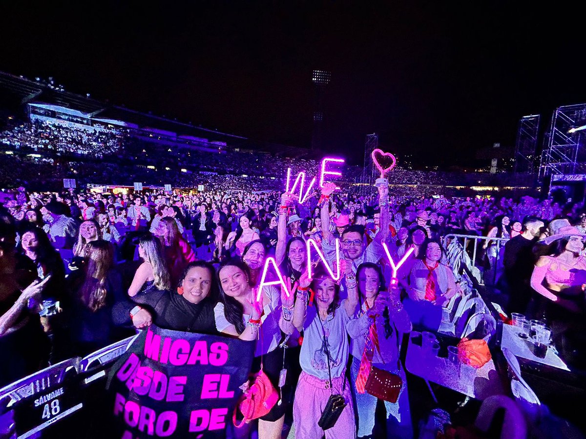 LuisaVillamizar's tweet photo. @Anahi no te superamos! Fue demasiado espectaculaaaaaaar! GRACIAS!! https://t.co/AXNhjSFgzk