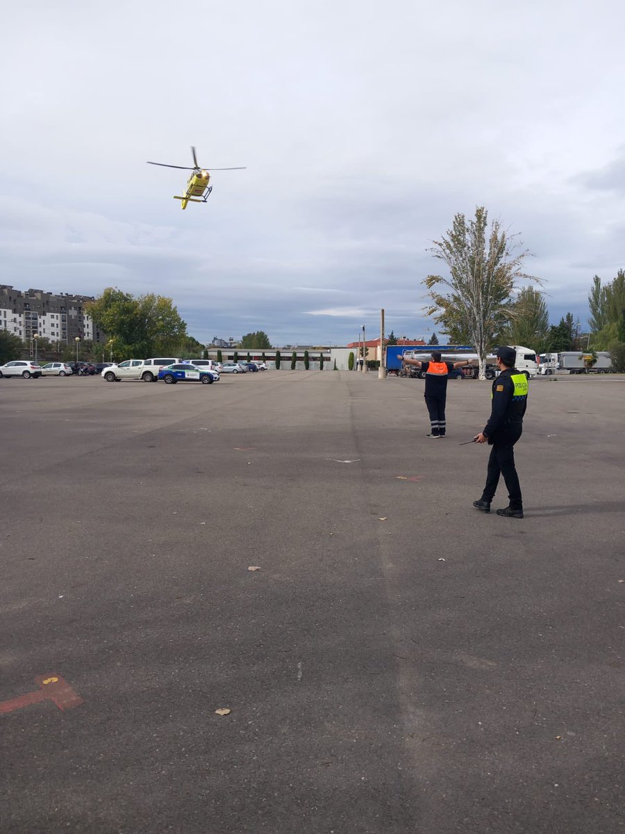 🚨29/10: Activados por 112, colaboramos con Policía Local y Guardia Civil en aterrizaje y despegue de helicóptero medicalizado.

#monzon #proteccioncivilcincamedio #cincamedio #emergenciasaragon