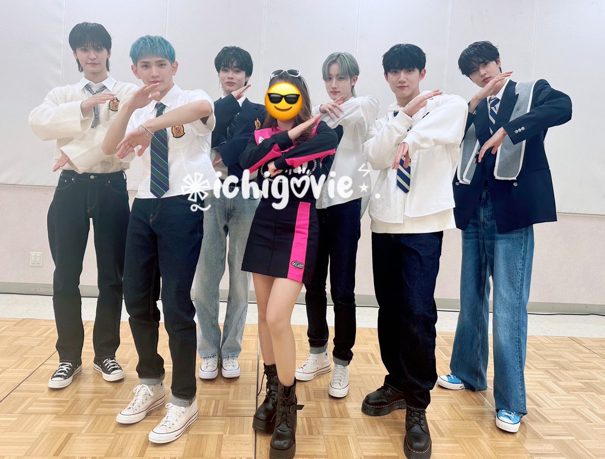 ichigovie's tweet photo. 20231104 Team shot 

🍄An nhon~
🌀Wow ngầu nha!! 
🍄Cám ơn~ C đếm 123, cả nhóm Vroom vroom nhé!
🌀Ok ok!! 

🍄1 2 3
🌀Vroom vroom!! 

#TEMPEST #템페스트 
#한빈 #형섭 #혁 #은찬 #LEW #화랑 #태래 #HMVevent https://t.co/7v5xSvw7p3