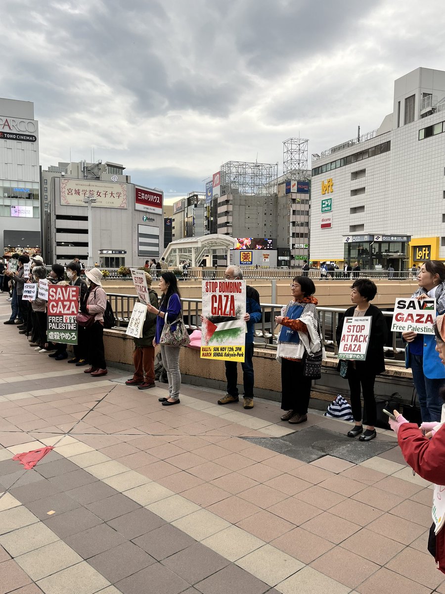 protestinsendai's tweet photo. #StopAttackGaza 
#StopBombingGaza 
#StopGenocide 
#EndTheGenocide #FreePalaestine 
#ガザ攻撃をやめろ #虐殺やめろ

🇵🇸 #パレスチナ 連帯アクション
約50人の参��でした。明日（５日）も14時〜15時、#仙台駅 西口ペデストリアンデッキでスタンディング📣🪧を行います。一日も早くガザの解放を！ https://t.co/VCAhzgKKDG