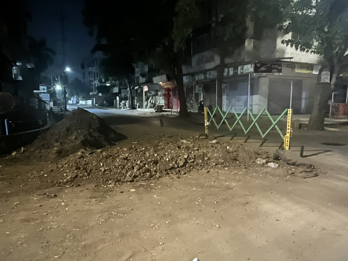 AvaniBidwalkar's tweet photo. This is at the entrance of Mamta Society, Harinagar. The road was dug for some work and after completion it had been left like this. There is literally no place for even 2 wheelers to move. Please make the road &amp; make our lives easier 🙏🏼 @VMCVadodara @CommissionerVmc @ourvadodara https://t.co/eDTihsy8Z5