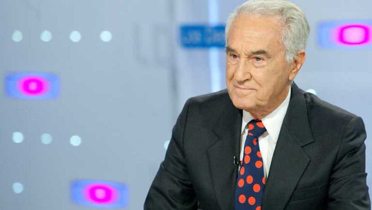 Ha fallecido el periodista José María Carrascal, muy popular por su peculiar estilo (y sus llamativas corbatas). En 2014 visitó el plató de ‘Los desayunos de TVE ‘ para presentar su libro 'El mundo visto a los 80 años'. Nuestro recuerdo y homenaje 👉 rtve.es/v/2762911/ #DEP
